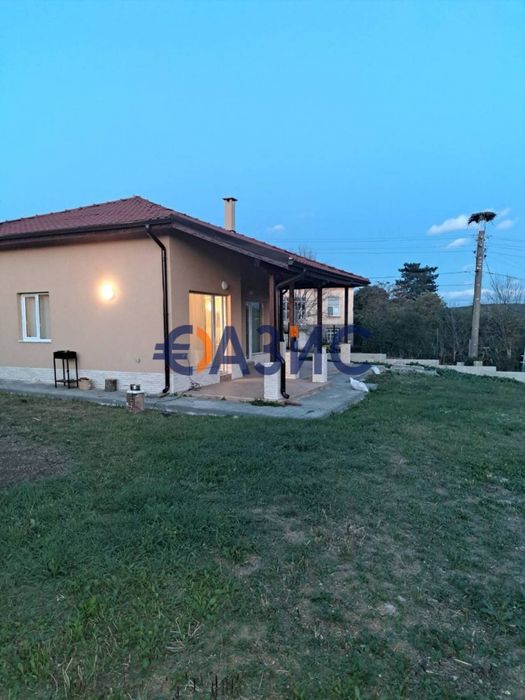 # 33022160 Едноетажна къща 116 кв м и двор 1000кв м в село Равадиново,