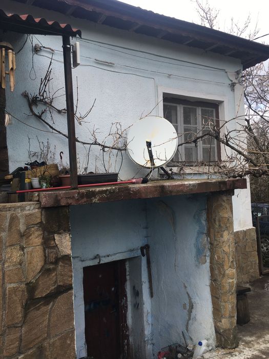 Къща с двор и промишлена  сграда