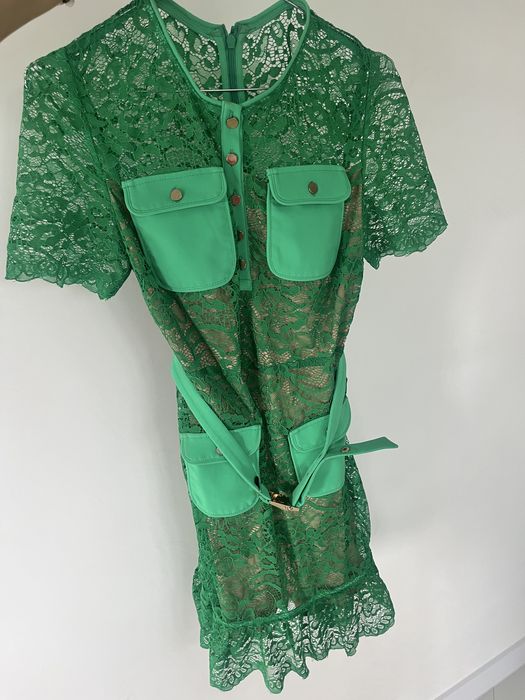 Елегантна дантелена рокля с колан