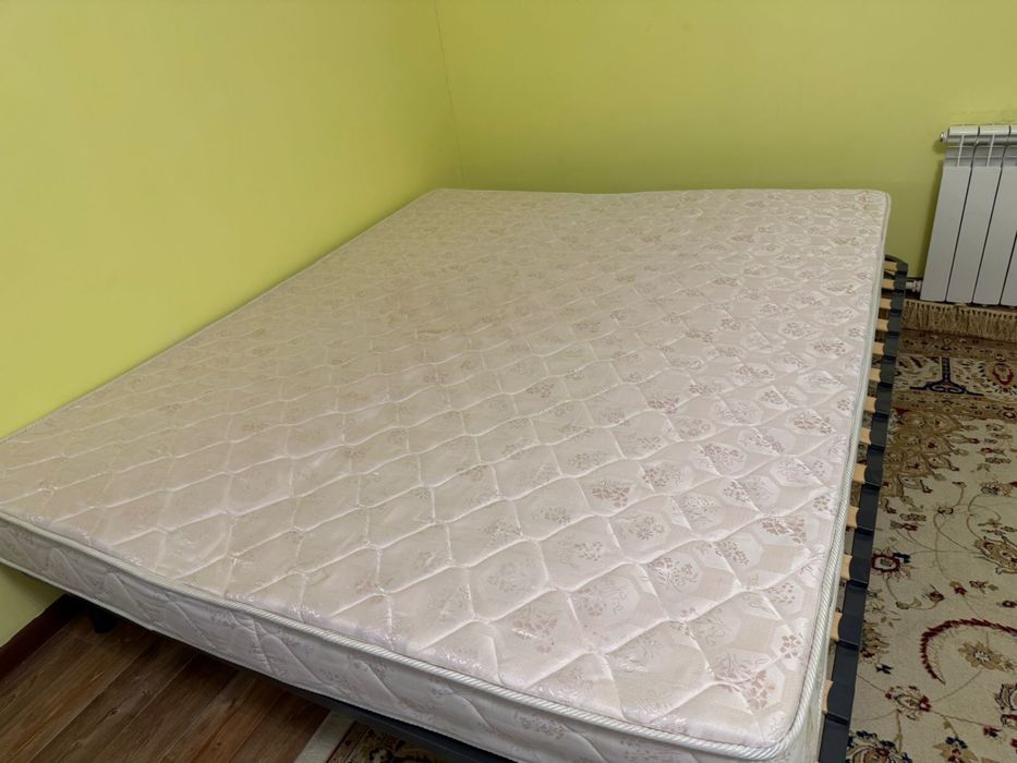 Кровать с матрасом