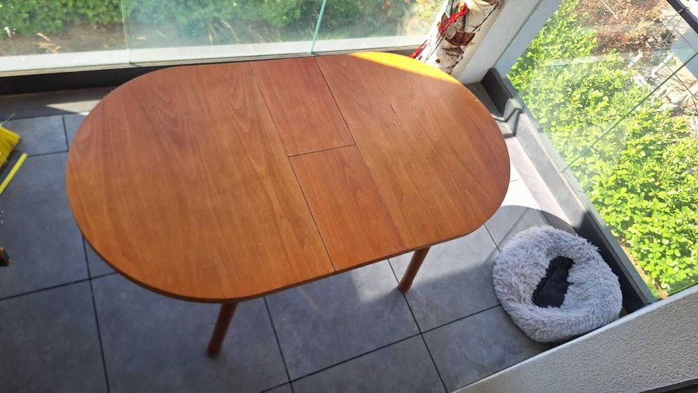 Дървена разтегателна маса с 6 стола