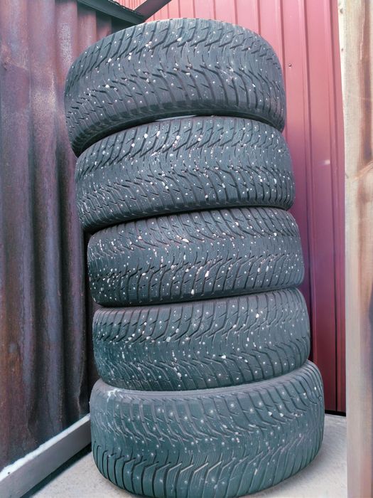 Продам шины зимние с шипами комплект