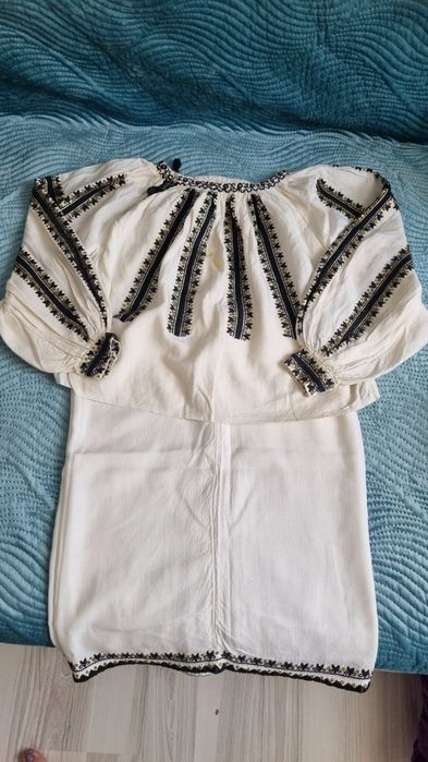Costum traditional cusut manual pentru fetite