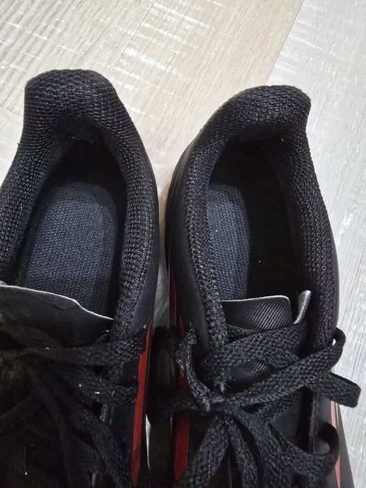 Vând adidașii de football