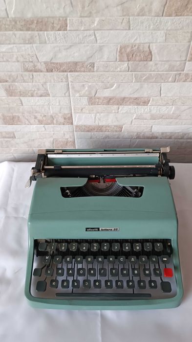 Стара колекционерска пишеща машина Olivetti Lettera 32 - Italy- 1960" год.
