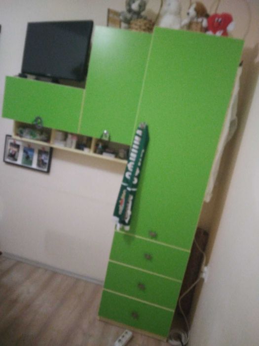 Детско легло 80/190 с матрак , ракла , шкафчета и гардероб.