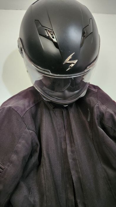 Set complet echipament moto – 2 costume + 2 căști Shark L, Scorpion M