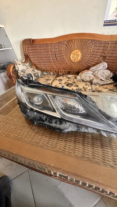 Передные оригинал Фары правая сторана