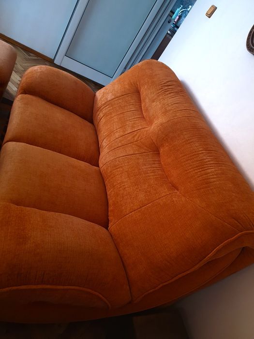 Продавам диван двойка и табуретка-оранжеви