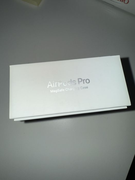 Casti Apple Airpods Pro cu MagSafe Charging Case