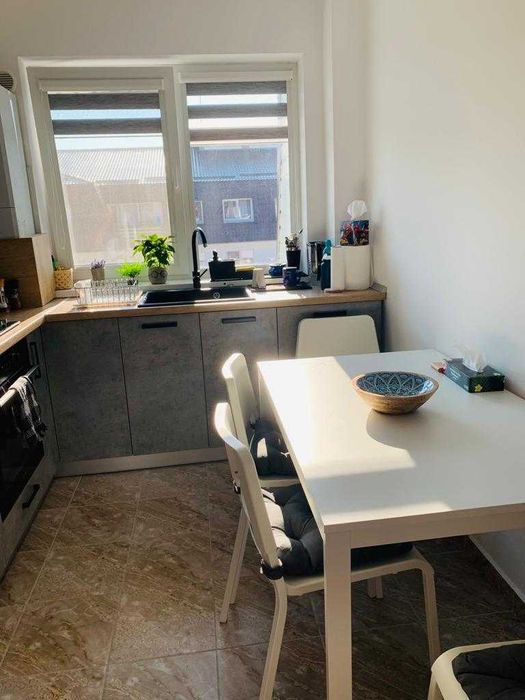 Se inchiriaza apartament 2 camere, mobilat, insorit, balcon, parcare