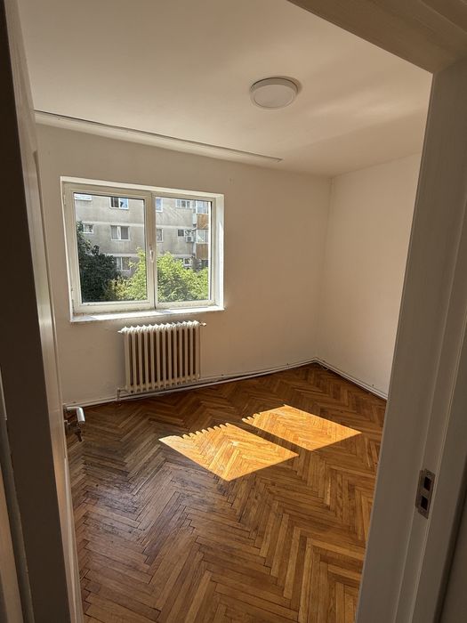 Vand apartament 3 camere, 65 mp (4.66 mp balcon), et 2/4, decomandat, zona Nord  ( Pedagogic )