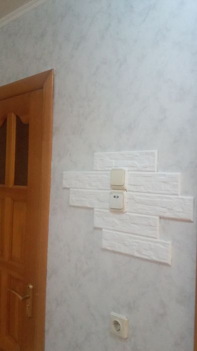 Поклейка обоев и галтелей