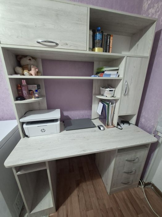 Рабочий стол, компьютер, мебель