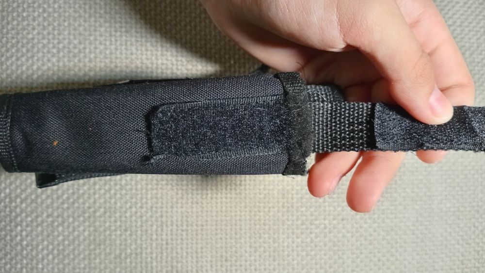 Toc arma cu prindere pe centrura.