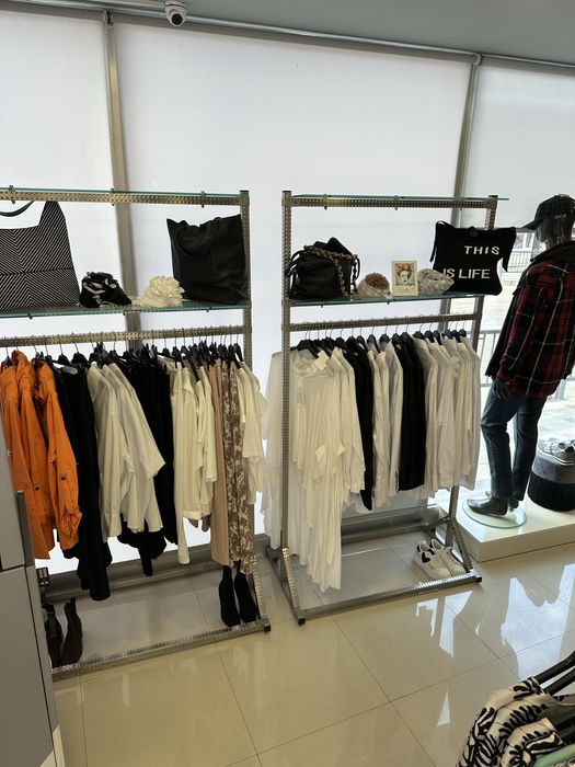 Mobilier magazin imbracaminte