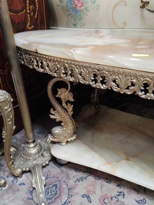 Холна маса на 2 нива с колелца - мрамор и бронз