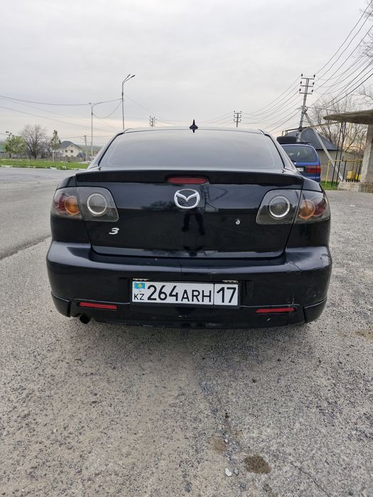 Машина Мазда 3 чорный