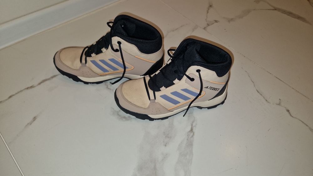 Спортни обувки adidas БЕЖОВ