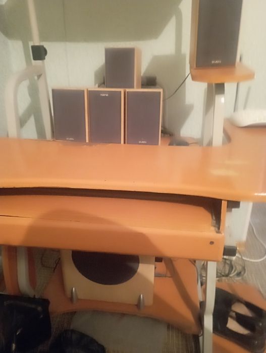 Продам колонки компьютерные и столик
