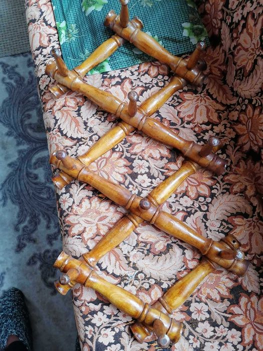 Стара дървена стенна закачалка намалена