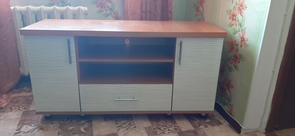 Продам тумбу под телевизор.