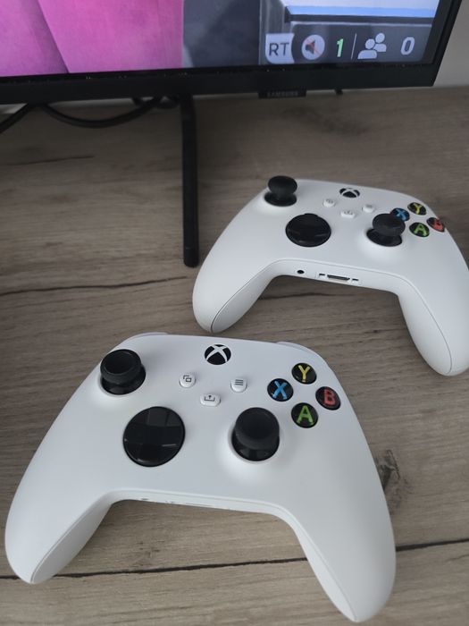 Xbox series S cu două manete ca nouă.