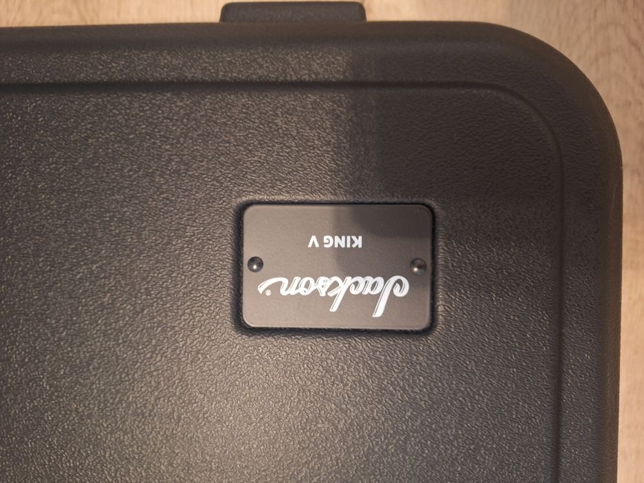 Куфар на Jackson за King V китари!