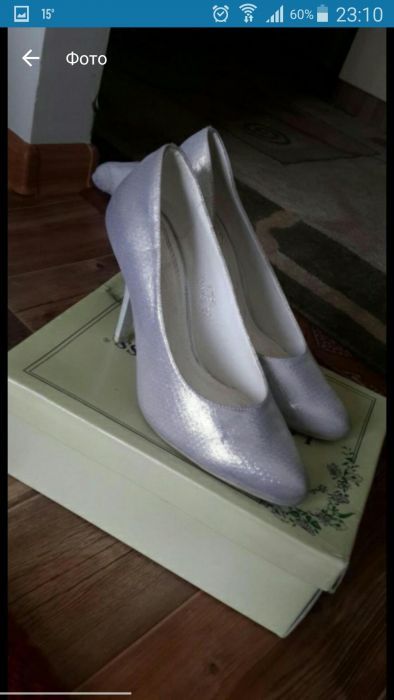 Продам серебристые туфли