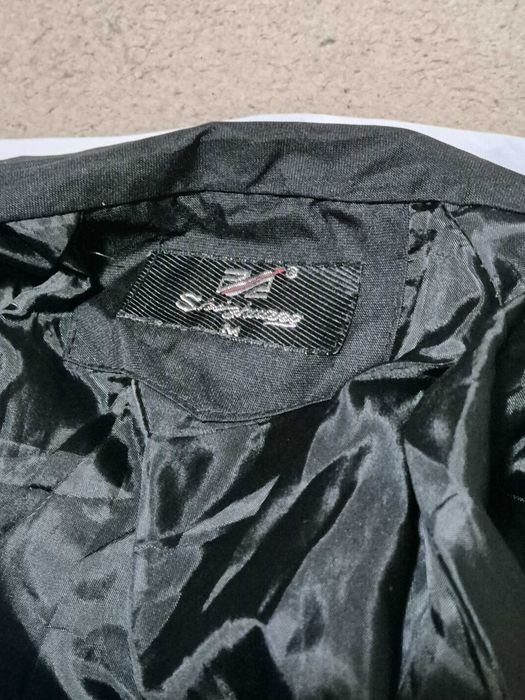 Jacheta Shizhuang, unisex, marime M, practic noua, negru cu rosu.