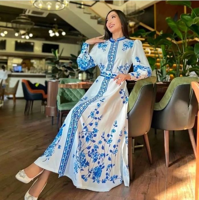 Платье нарядное, эффектное.