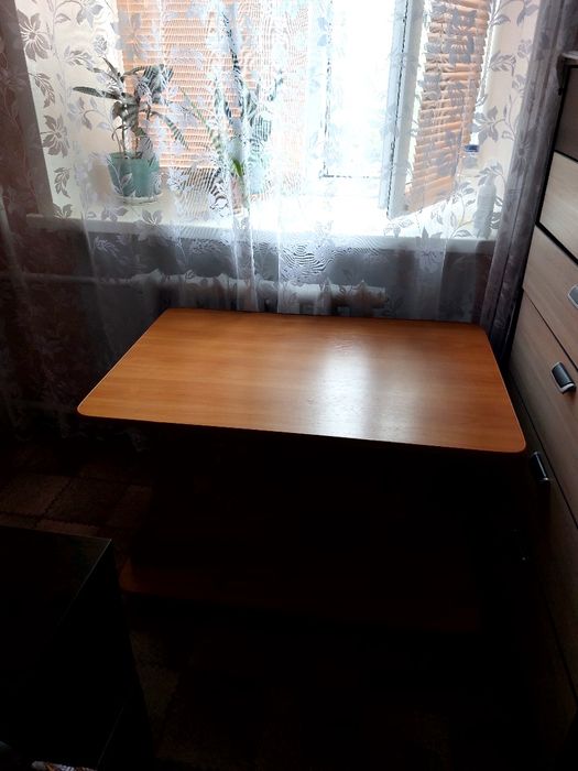 Стол  на колесиках