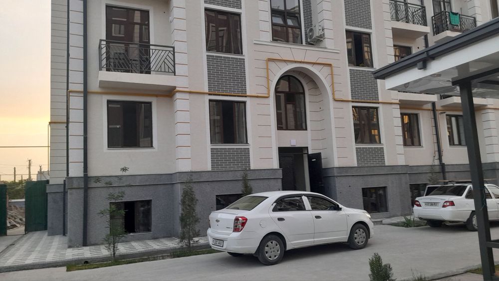 Yangi qurilgan uydan ijaraga xonadon bor. Qarshi shahri markazida.