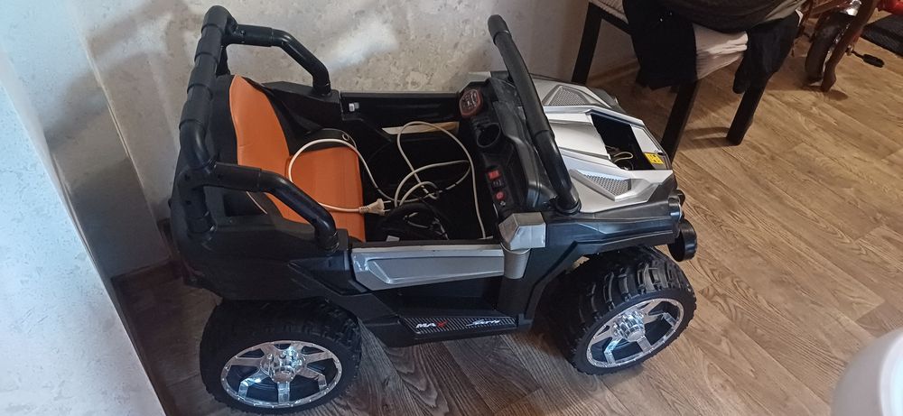 Детская машинка на пульт управлений