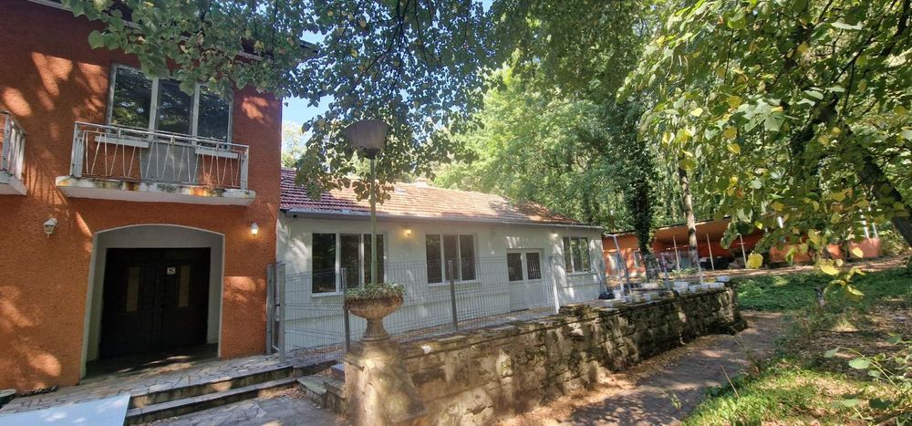 Продава се Хотел в Русе, в.з. Липака - 790 кв.м за 697 €/кв.м - Снимка #2