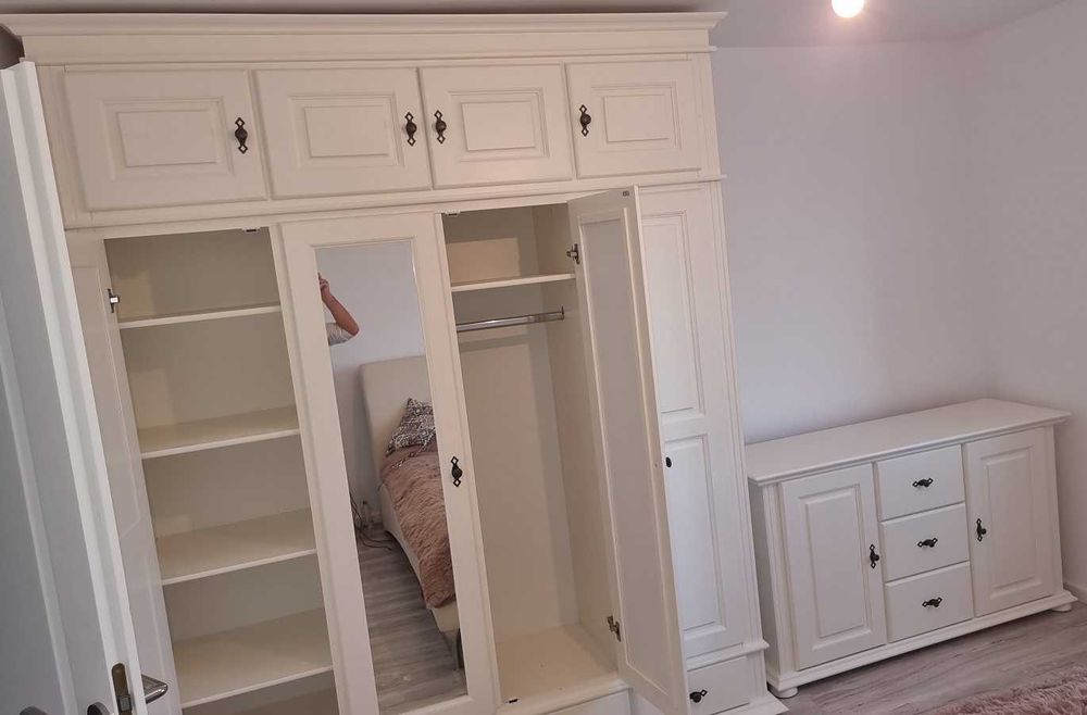 Dulap suprainaltat cu oglinda Seby, 4 + 4 usi + 3 sertare, lemn masiv