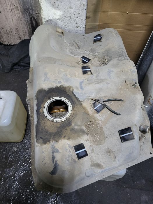 Продам бенза бак  на камри  40