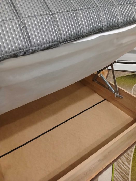 Продавам единично легло