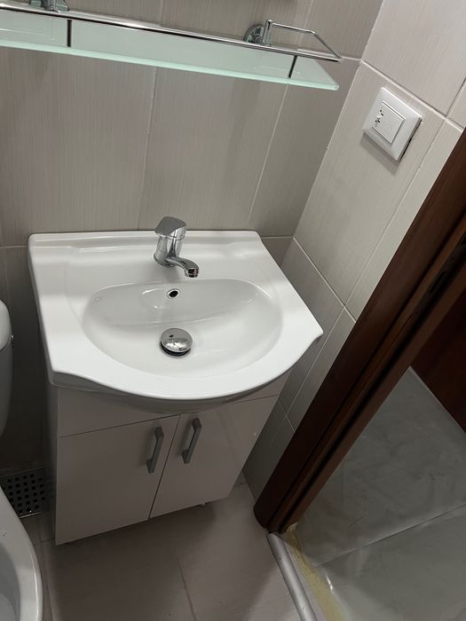 Baie completa cu cabină de duș, ghiuveta, mască de ghiuveta, bateri ghiuveta și cabina de duș, oglinda etc