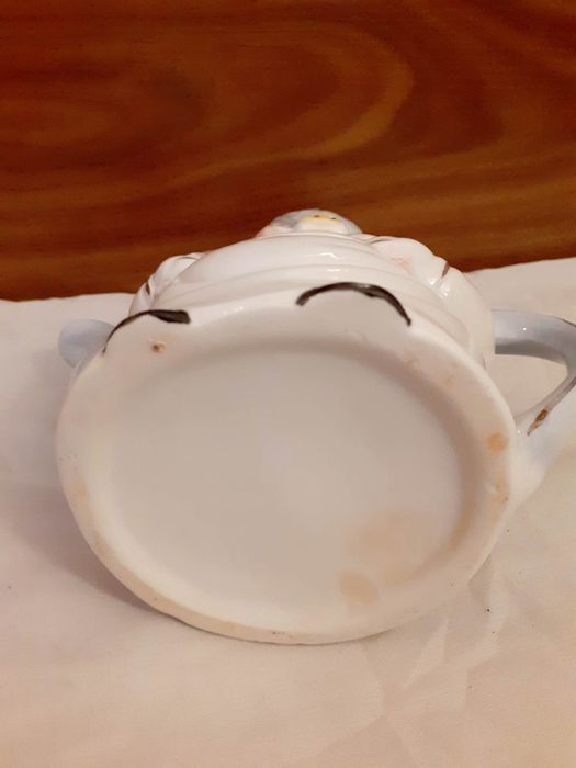 Два порцеланови чайника "Прасчо готвач" и"Торта"