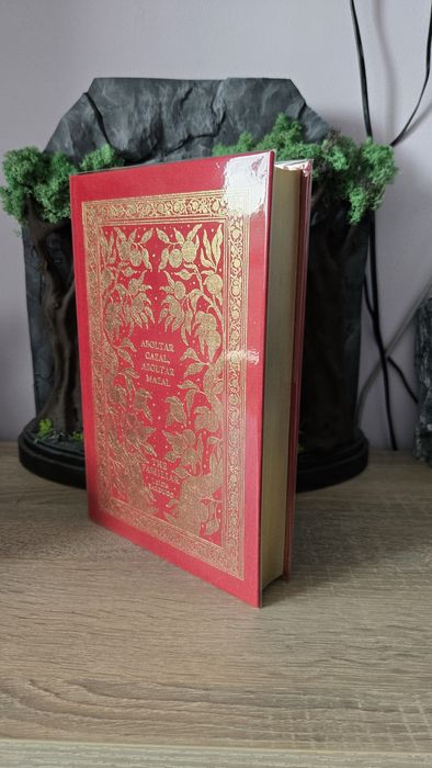 Книги специални издания на Fairyloot и Illumicrate