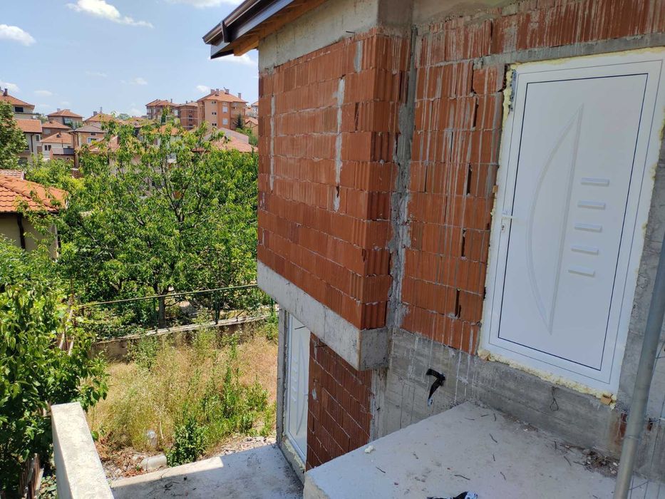 Двуетажна къща с акт 15