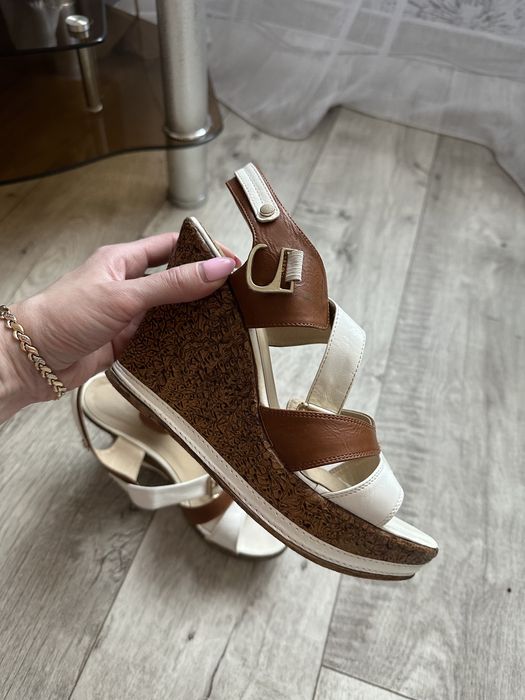 Босоножки 3000 тг.