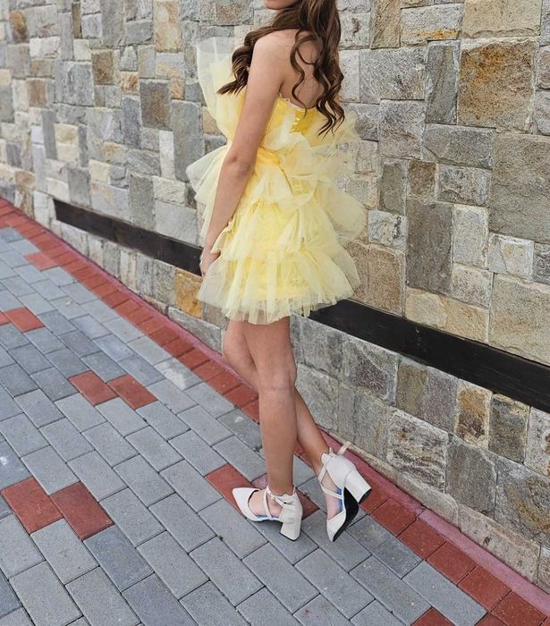 Жълта рокля с тюл