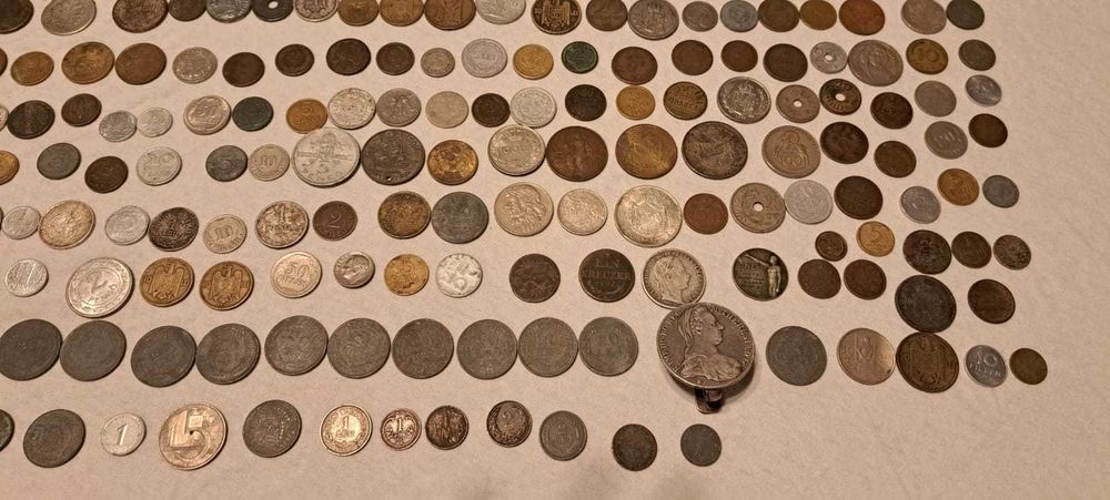 Vand sau schimb Colectie 277 monede si 72 de bancnote