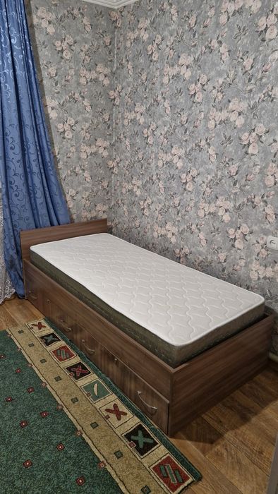 Шкаф и кровать с матрацем.