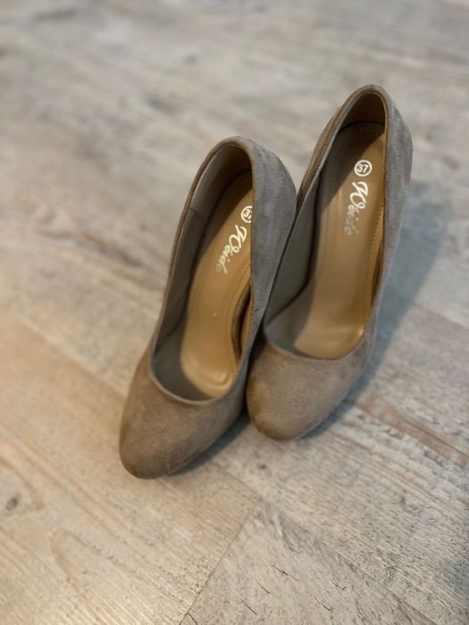 Обувки на висок ток