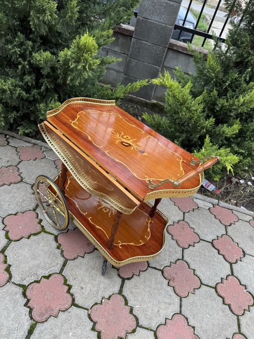 Gheridon deosebit din lemn cu intarsii si elemente alama