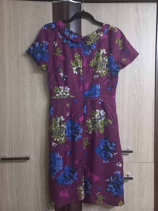 Rochie de zi , imprimeu deosebit, la gât are guler întors.