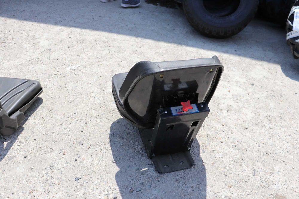 Scaun Universal de Tractor cu Amortizor si Reglaj Nou cu Garantie